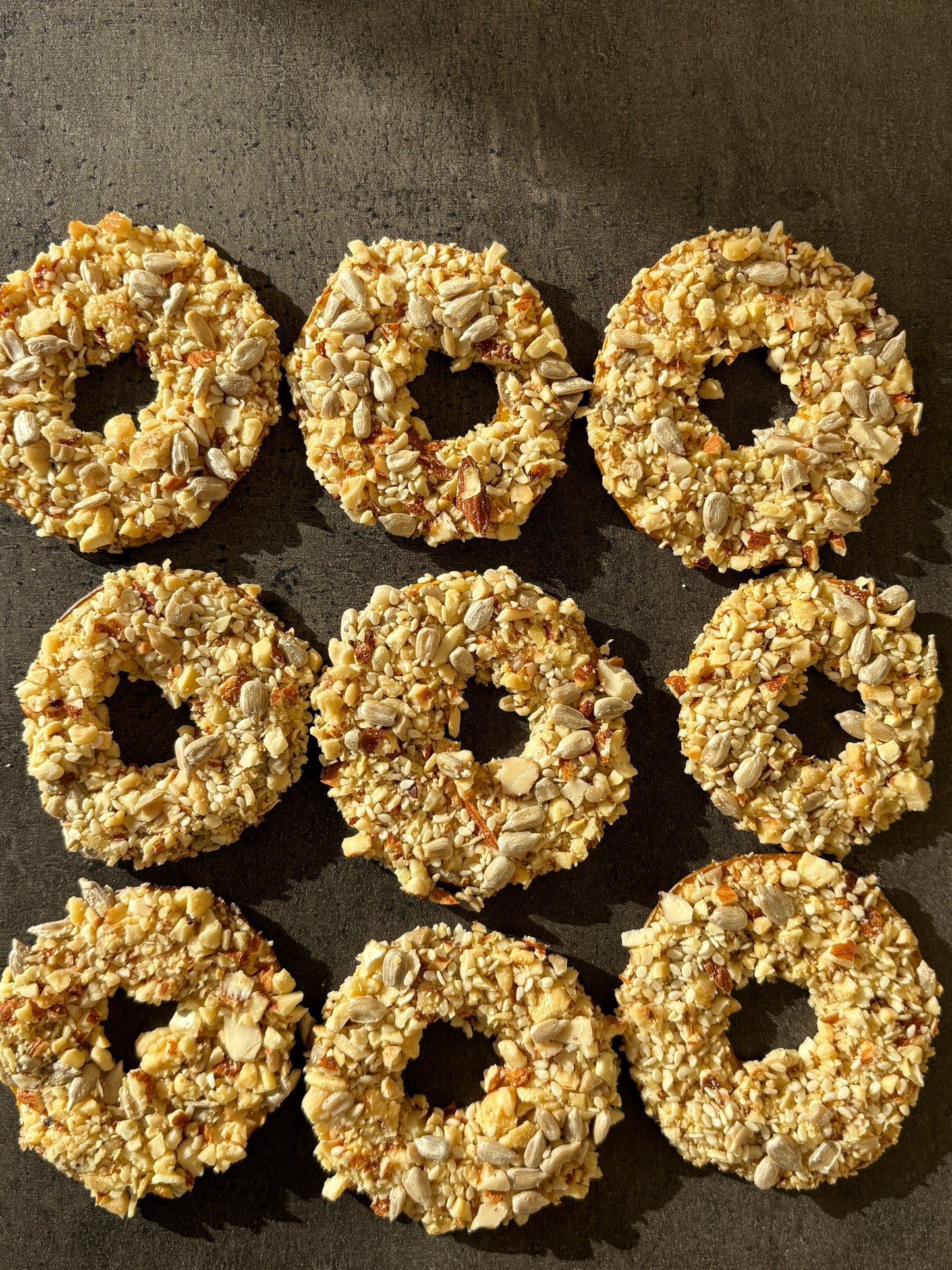 Яблуко з горіхами, кунжутом, насінням та медом