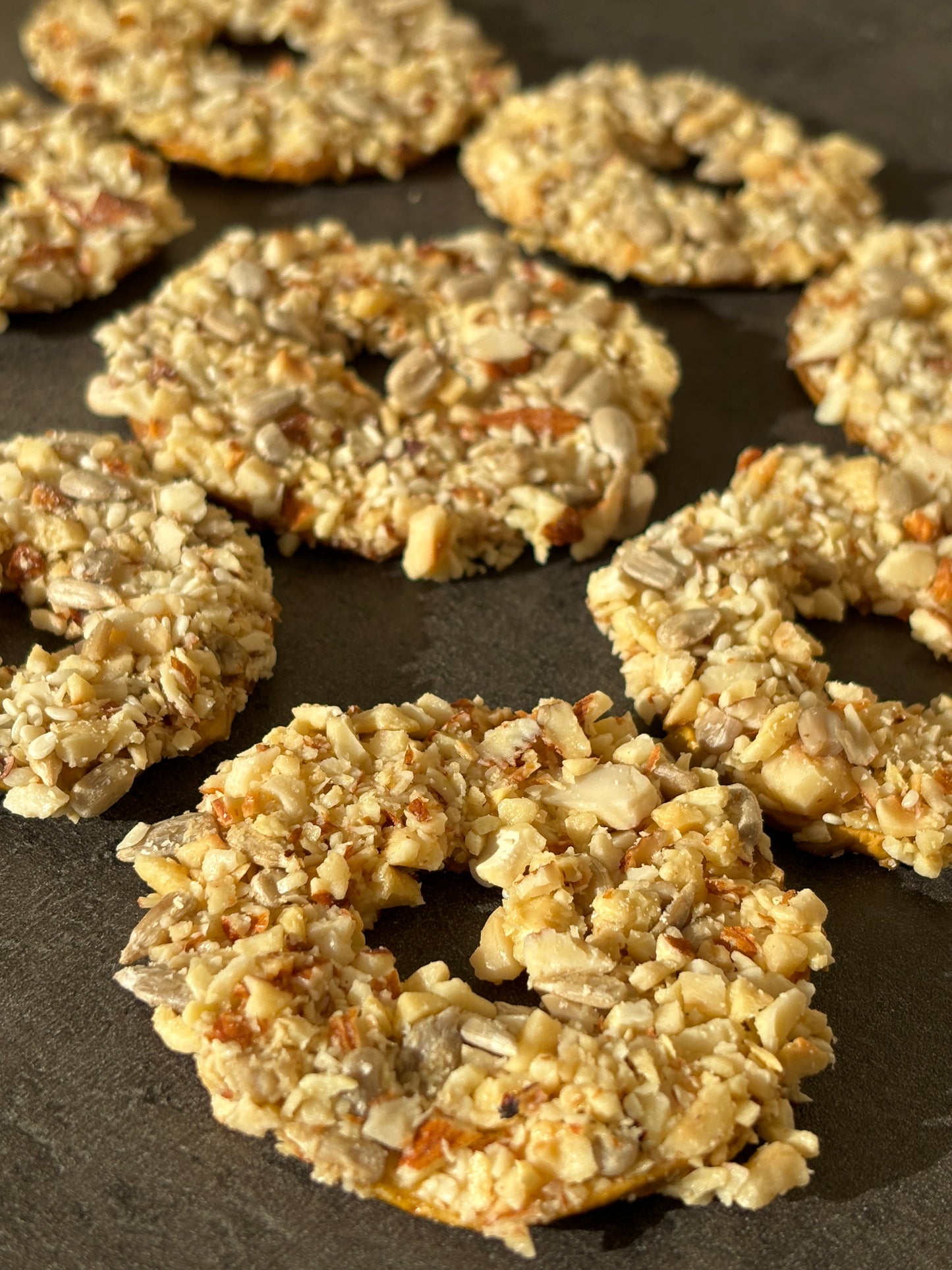 Яблуко з горіхами, кунжутом, насінням та медом