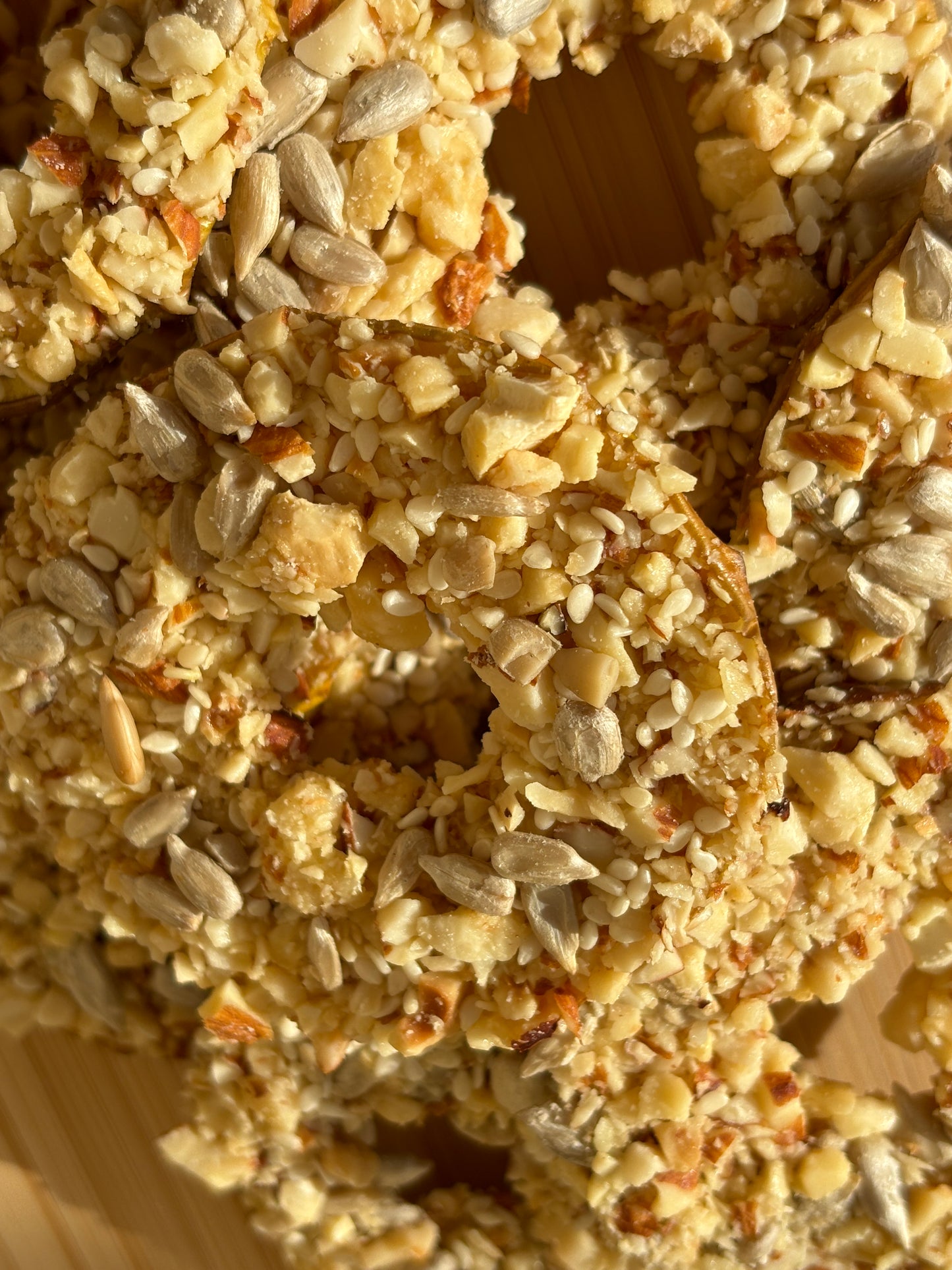 Яблуко з горіхами, кунжутом, насінням та медом