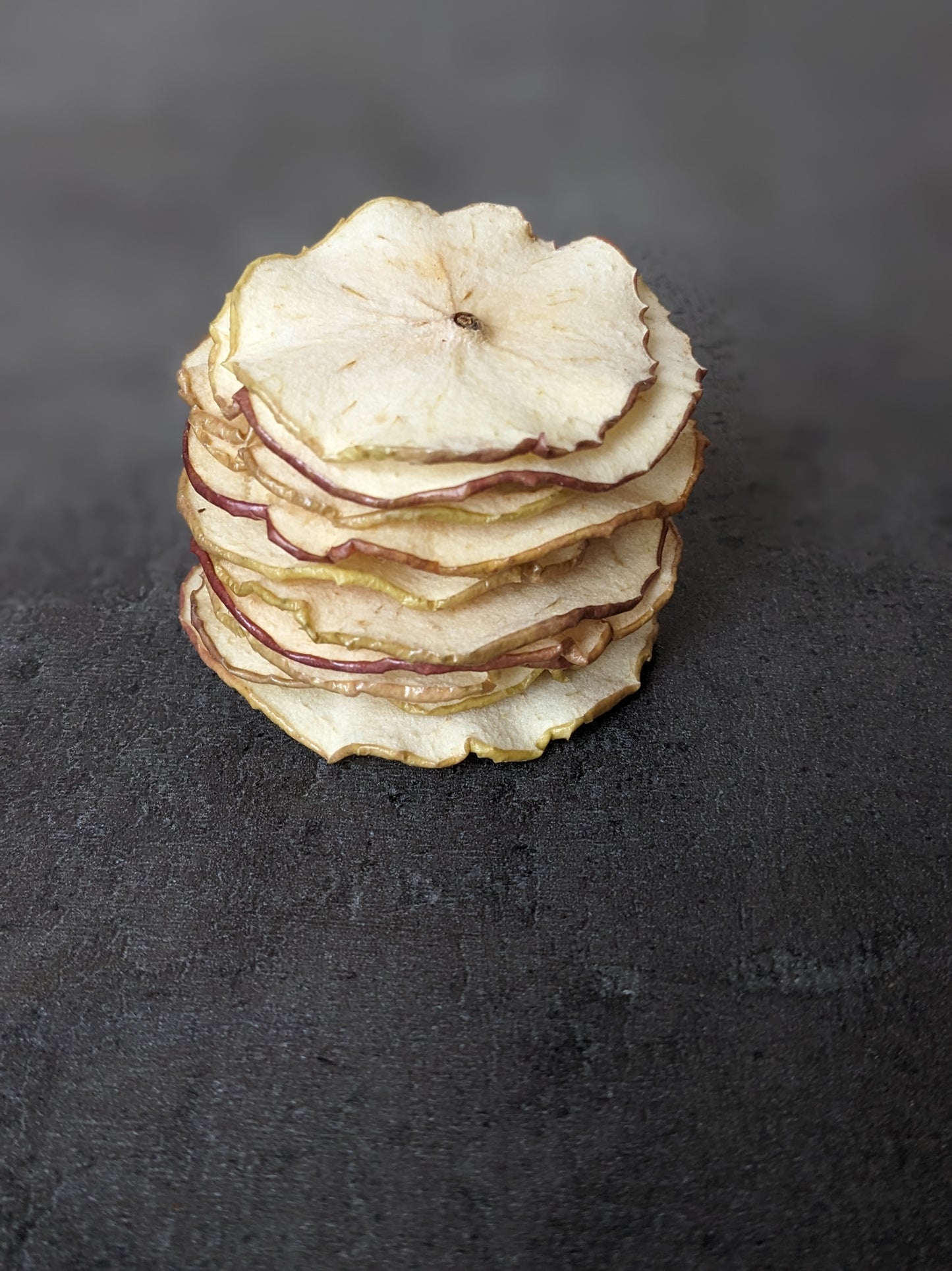 Цілі яблучні чіпси