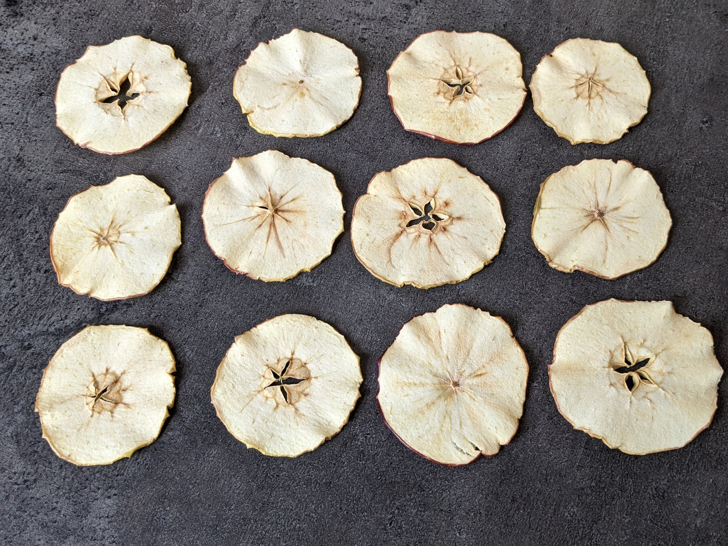 Цілі яблучні чіпси