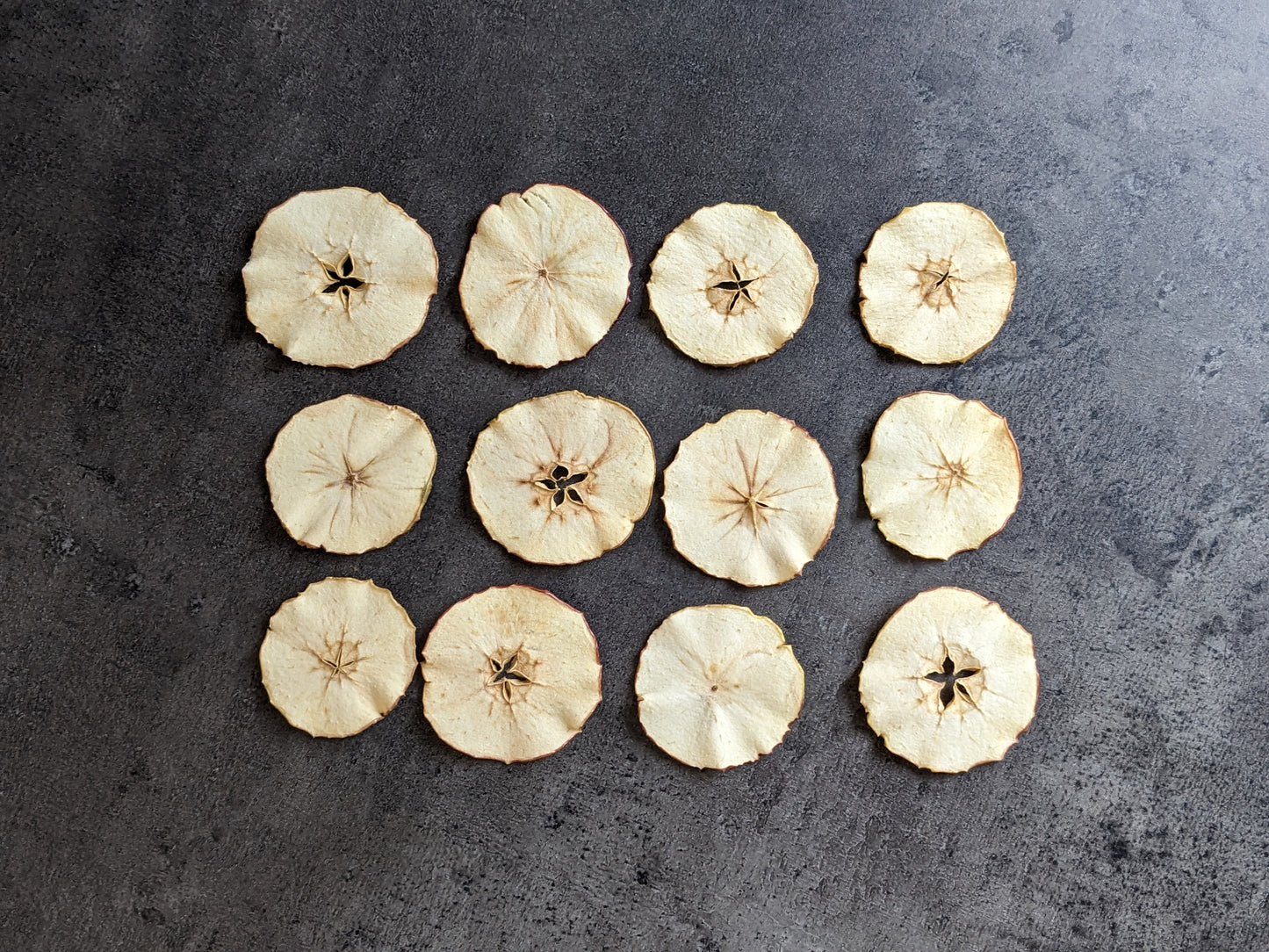 Цілі яблучні чіпси